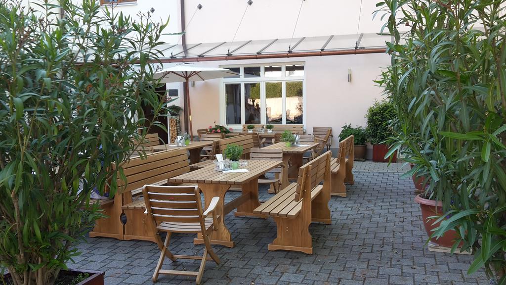 Gasthaus Und Hotel Goettler Josef Rumeltshausen Exteriör bild